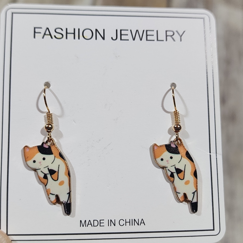Calico cat hanging by his neck nap NWT enamel fish hook earrings - Picture 1 of 5